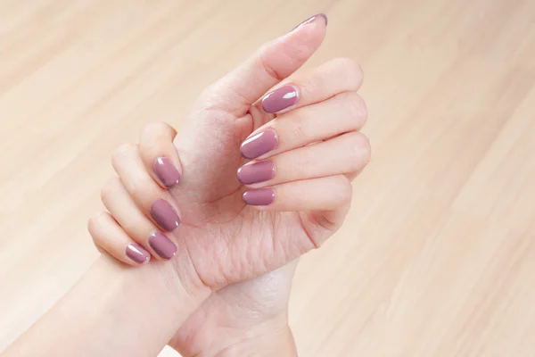 Manicure nagels en vrouw hand — Stockfoto