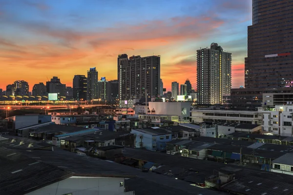 Gebouw Bangkok stad zakenwijk bij nachtleven — Stockfoto