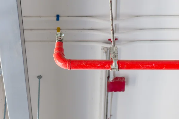 Sprinkleranlage und rote Leitung zur Sicherheit an der Decke installiert — Stockfoto