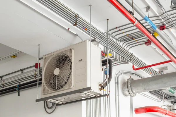 Luftkonditioneringen kompressor installerat och hängande på tak vägg — Stockfoto