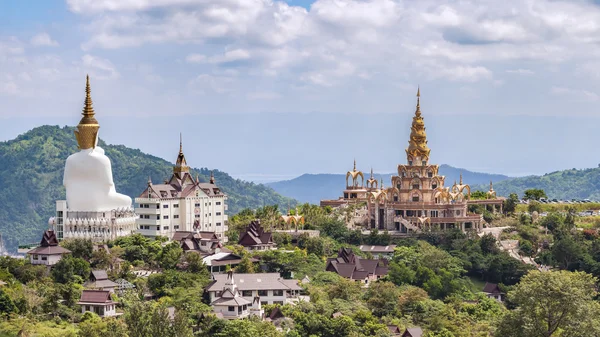 后面的 Phasornkaew 寺，那个地方的冥想练习 — 图库照片