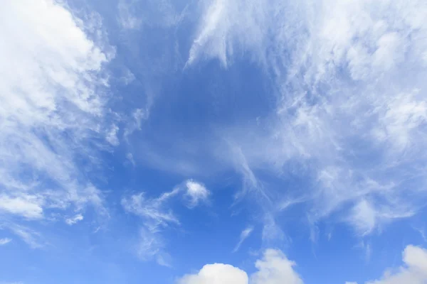 Cielo azul con fondo de nube — Foto de Stock