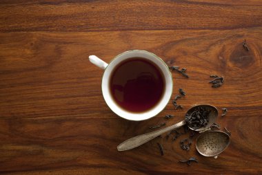 çay fincanı ahşap masada.