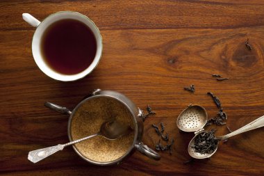 çay fincanı ahşap masada.