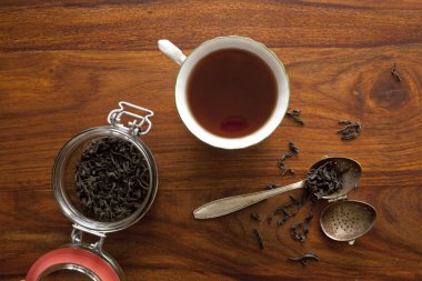 çay fincanı ahşap masada.