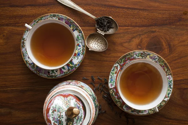 Tazza di tè sul tavolo di legno — Foto Stock