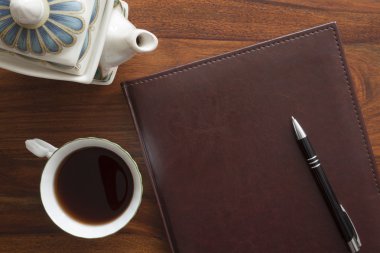 çay fincanı ahşap masada.