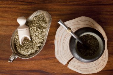 ahşap masa üzerinde yerba mate sukabağı