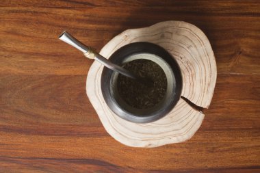ahşap masa üzerinde yerba mate sukabağı
