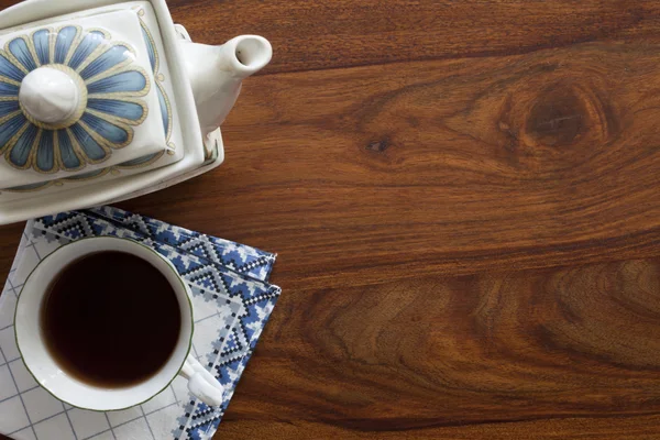 Teetasse auf Holztisch — Stockfoto