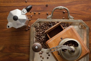 kıyma makinesi ve kahve çekirdekleri