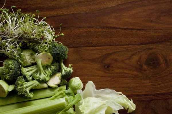 Sayuran hijau segar di atas meja — Stok Foto