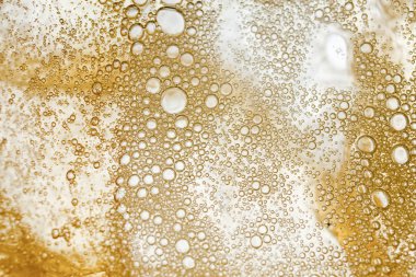 altın bira kabarcıklar