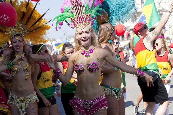 Dançarina de carnaval no desfile — Fotografia de Stock