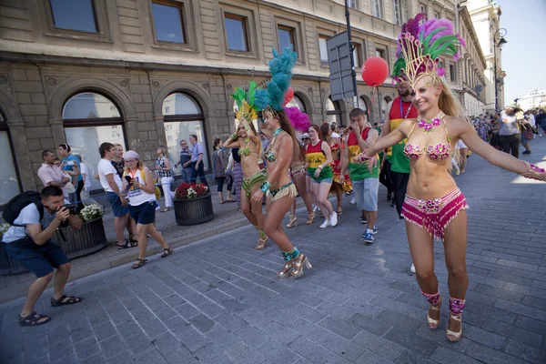 Карнавальный танцор на параде — стоковое фото