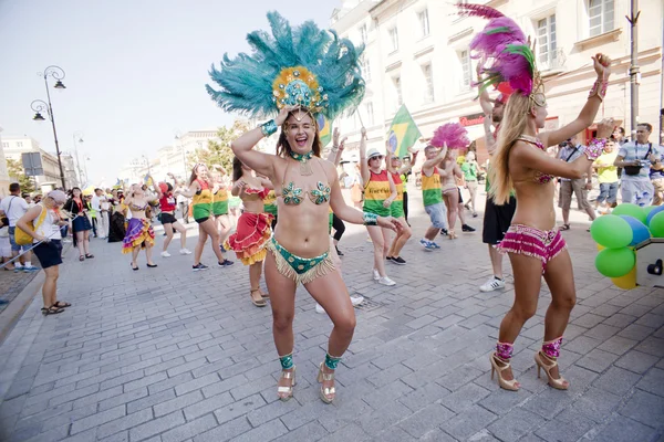 Карнавальный танцор на параде — стоковое фото