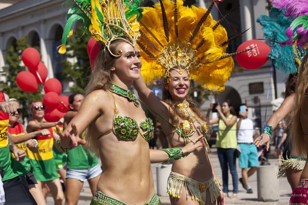 Dançarina de carnaval no desfile — Fotografia de Stock