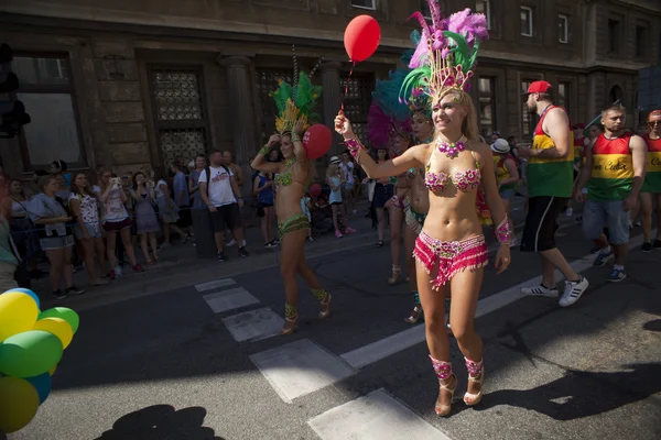 Dançarina de carnaval no desfile — Fotografia de Stock