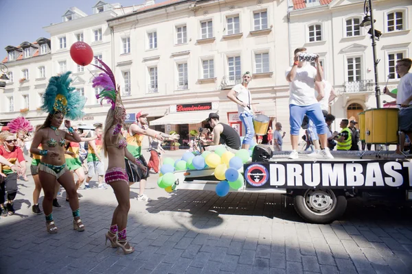 Danseuse de carnaval sur le défilé — Photo