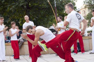 Varşova, Polonya, Ağustos 01: Tanımlanamayan capoeira dansçı üzerinde 01 Ağustos 2014 sokak performansına, Varşova, Polonya.
