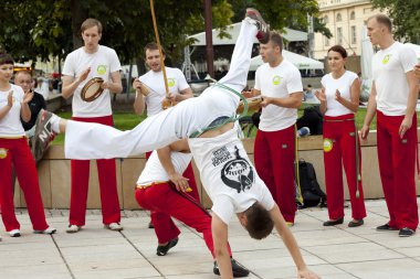 Varşova, Polonya, Ağustos 01: Tanımlanamayan capoeira dansçı üzerinde 01 Ağustos 2014 sokak performansına, Varşova, Polonya.
