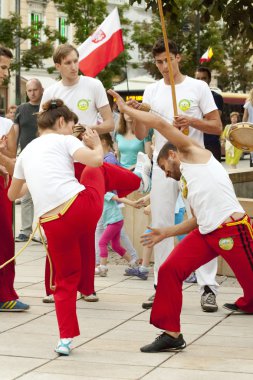 Varşova, Polonya, Ağustos 01: Tanımlanamayan capoeira dansçı üzerinde 01 Ağustos 2014 sokak performansına, Varşova, Polonya.