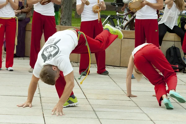 Warschau, Polen, 01.08.2014: unbekannte Capoeira-Tänzerin bei einem Straßenauftritt in Warschau, Polen. — Stockfoto