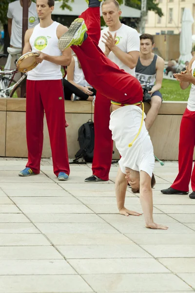 Warschau, Polen, 01.08.2014: unbekannte Capoeira-Tänzerin bei einem Straßenauftritt in Warschau, Polen. — Stockfoto