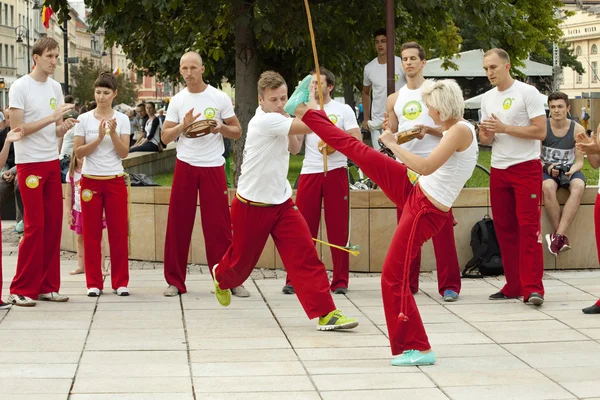 WARSAW, POLONIA, 01 DE AGOSTO: Bailarina de capoeira no identificada en actuación callejera el 01 de agosto de 2014 en Varsovia, Polonia . —  Fotos de Stock