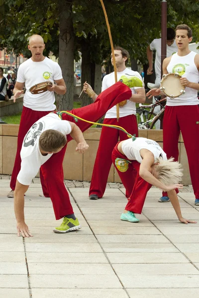 Warschau, Polen, 01 augustus: Unidentified capoeira danser op straat prestaties op 01 augustus 2014 in Warschau, Polen. — Stockfoto