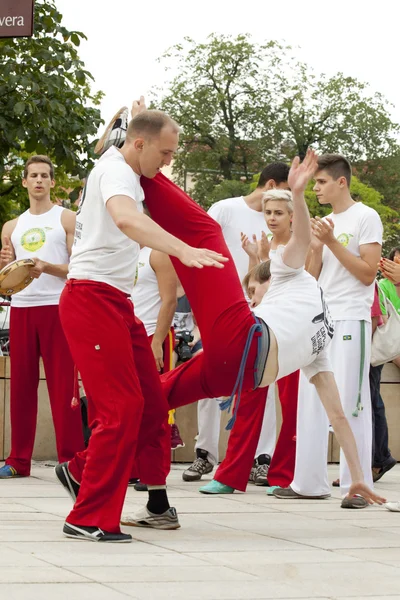 Warszawa, Polen, augusti 01: Oidentifierade capoeira dansare på gatan prestanda på den 01 augusti, 2014 i Warszawa, Poland. — Stockfoto