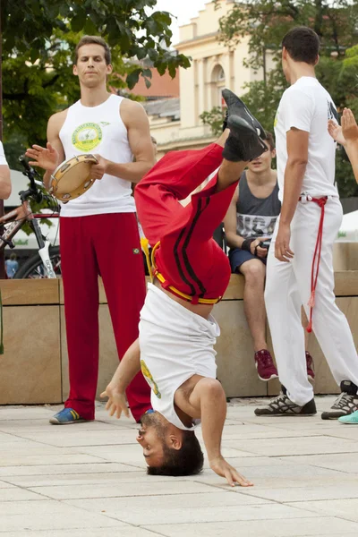 Warschau, Polen, 01.08.2014: unbekannte Capoeira-Tänzerin bei einem Straßenauftritt in Warschau, Polen. — Stockfoto