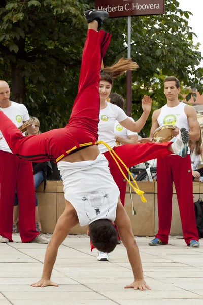 WARSAW, POLONIA, 01 DE AGOSTO: Bailarina de capoeira no identificada en actuación callejera el 01 de agosto de 2014 en Varsovia, Polonia . —  Fotos de Stock