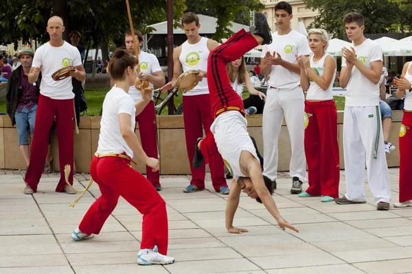 Warschau, Polen, 01 augustus: Unidentified capoeira danser op straat prestaties op 01 augustus 2014 in Warschau, Polen. — Stockfoto