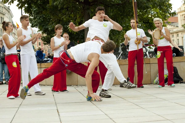 Warszawa, Polen, augusti 01: Oidentifierade capoeira dansare på gatan prestanda på den 01 augusti, 2014 i Warszawa, Poland. — Stockfoto