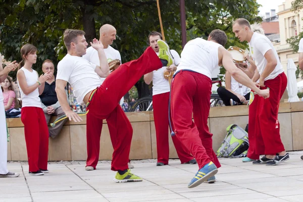 Warschau, Polen, 01.08.2014: unbekannte Capoeira-Tänzerin bei einem Straßenauftritt in Warschau, Polen. — Stockfoto