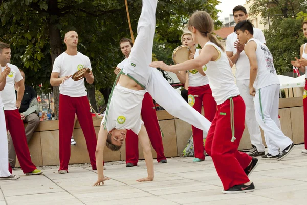 Warschau, Polen, 01 augustus: Unidentified capoeira danser op straat prestaties op 01 augustus 2014 in Warschau, Polen. — Stockfoto