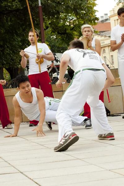 Varšava, Polsko, srpen 01: Neidentifikovaný capoeira tanečnice na pouliční performance na 01 srpen 2014 ve Varšavě, Polsko. — Stock fotografie