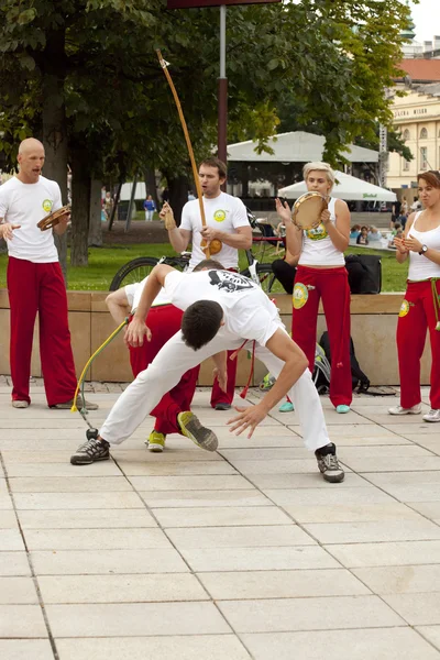 WARSAW, POLONIA, 01 AGOSTO: Ballerino capoeira non identificato sulla performance di strada il 01 agosto 2014 a Varsavia, Polonia . — Foto Stock