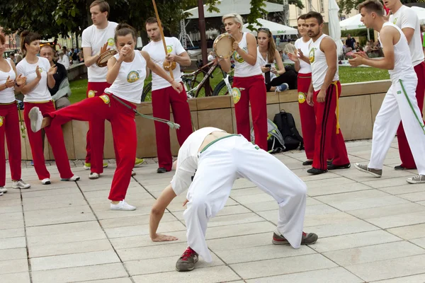 Warschau, Polen, 01.08.2014: unbekannte Capoeira-Tänzerin bei einem Straßenauftritt in Warschau, Polen. — Stockfoto