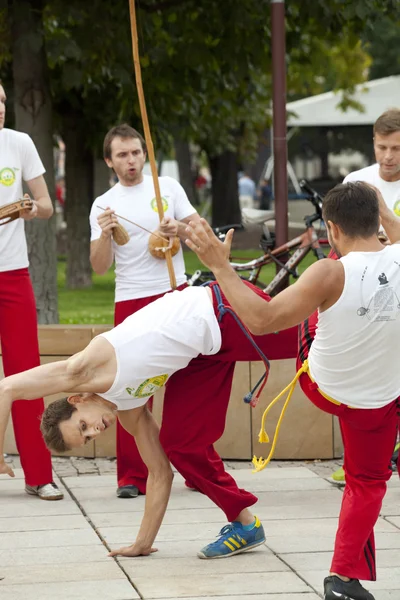 Warschau, Polen, 01 augustus: Unidentified capoeira danser op straat prestaties op 01 augustus 2014 in Warschau, Polen. — Stockfoto