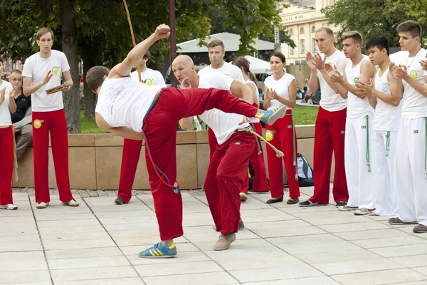 Warszawa, Polen, augusti 01: Oidentifierade capoeira dansare på gatan prestanda på den 01 augusti, 2014 i Warszawa, Poland. — Stockfoto
