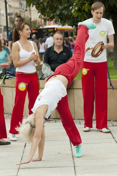 Warschau, Polen, 01 augustus: Unidentified capoeira danser op straat prestaties op 01 augustus 2014 in Warschau, Polen. — Stockfoto