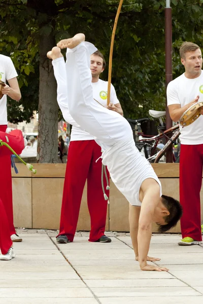 WARSAW, POLONIA, 01 AGOSTO: Ballerino capoeira non identificato sulla performance di strada il 01 agosto 2014 a Varsavia, Polonia . — Foto Stock