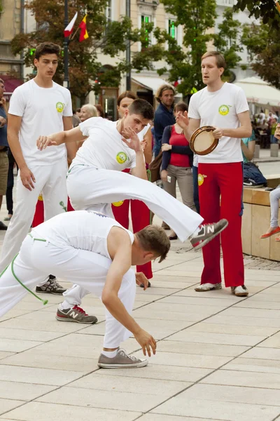 2014 年 8 月 1 日にポーランドのワルシャワでのストリートパフォーマンスのワルシャワ、ポーランド、8 月 1 日: 正体不明のカポエイラ ダンサー. — ストック写真