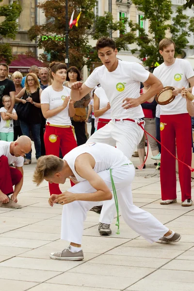 Warszawa, Polen, augusti 01: Oidentifierade capoeira dansare på gatan prestanda på den 01 augusti, 2014 i Warszawa, Poland. — Stockfoto