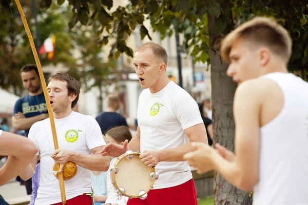 WARSAW, POLONIA, 01 DE AGOSTO: Bailarina de capoeira no identificada en actuación callejera el 01 de agosto de 2014 en Varsovia, Polonia . —  Fotos de Stock