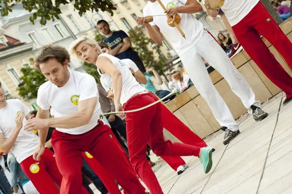 Varşova, Polonya, Ağustos 01: Tanımlanamayan capoeira dansçı üzerinde 01 Ağustos 2014 sokak performansına, Varşova, Polonya. — Stok fotoğraf