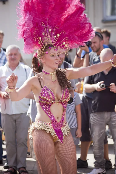 ADVERTÊNCIA, POLÓNIA, 30 DE AGOSTO: Dançarino de carnaval não identificado no desfile em Varsóvia Multicultural Street Parade em 30 de agosto de 2015 em Varsóvia, Polônia . — Fotografia de Stock