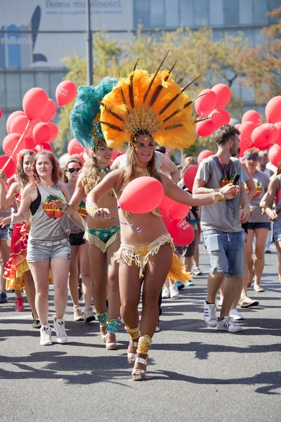 WARSAW, POLAND, AUGUST 30: Unidentified Carnival dancer on the parade on Warsaw Multicultural Street Parade on August 30, 2015 in Warsaw, Poland. — Stock Photo, Image